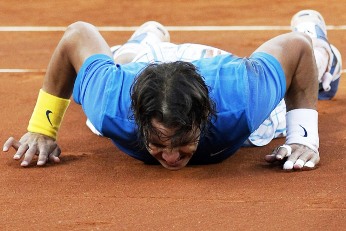 Nadal besa la tierra de la Caja Mágica